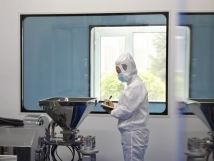 不負(fù)秋日好時(shí)光 ，亞歐廠里生產(chǎn)忙， 機(jī)器轟鳴干勁足，熱火朝天普新章！